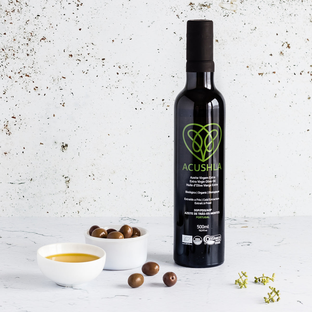 Acushla Organic DOP Trás-os-Montes 500 ml bottle with olive oil and olives.