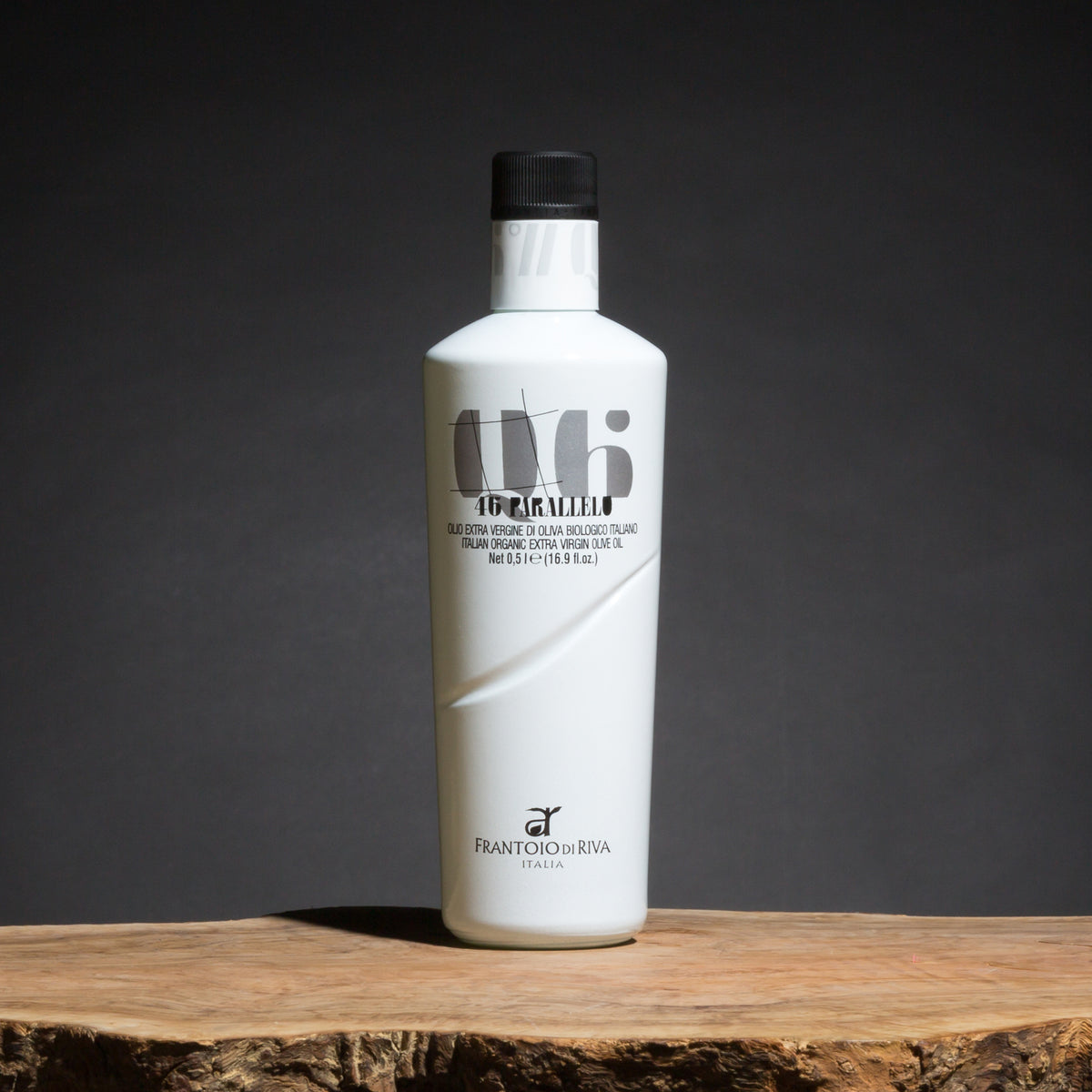 500 ml 46° Parallelo Organic olive oil bottle on a wooden surface.