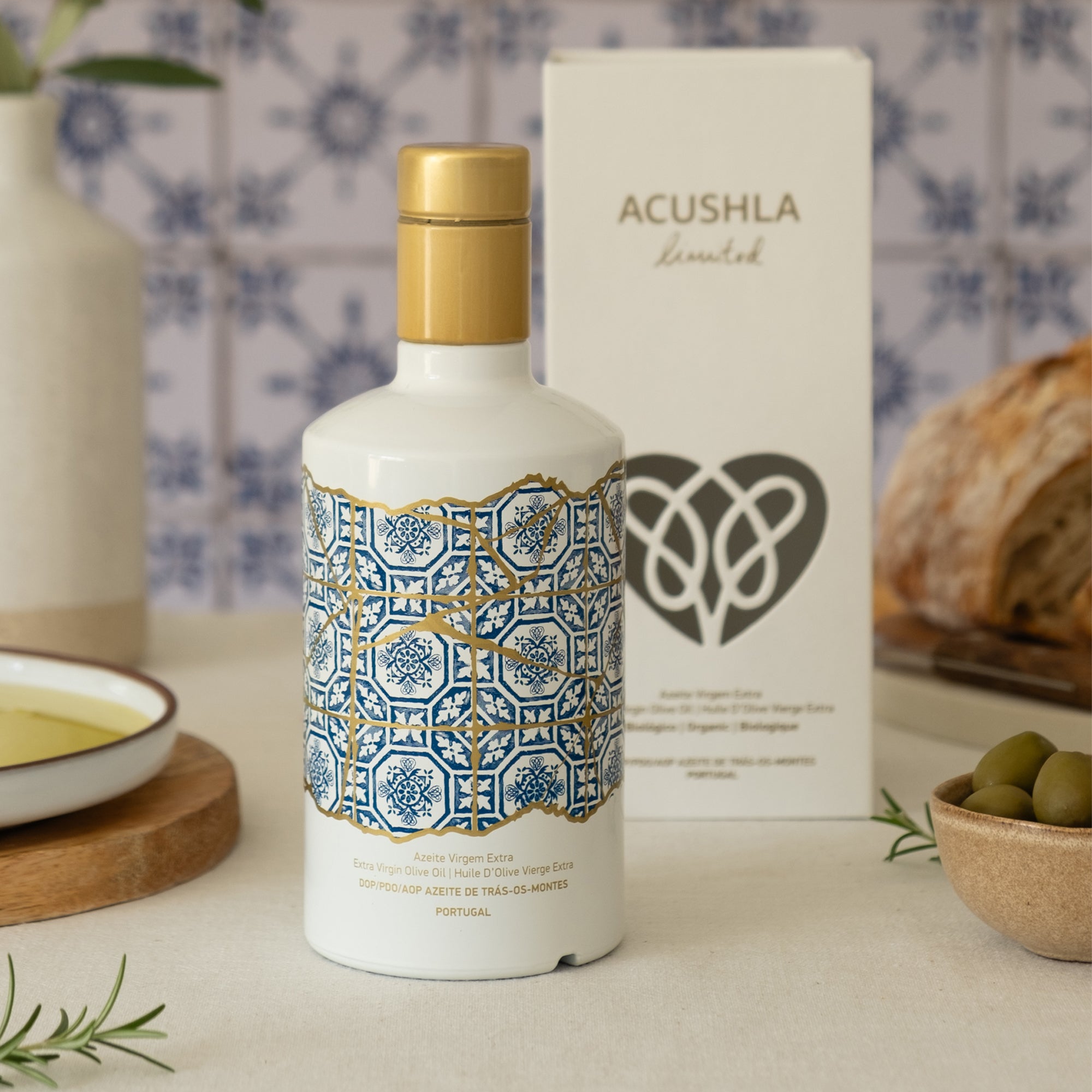 Acushla Organic DOP Trás-os-Montes 500 ml bottle with gift box, olives, bread, and olive branches.