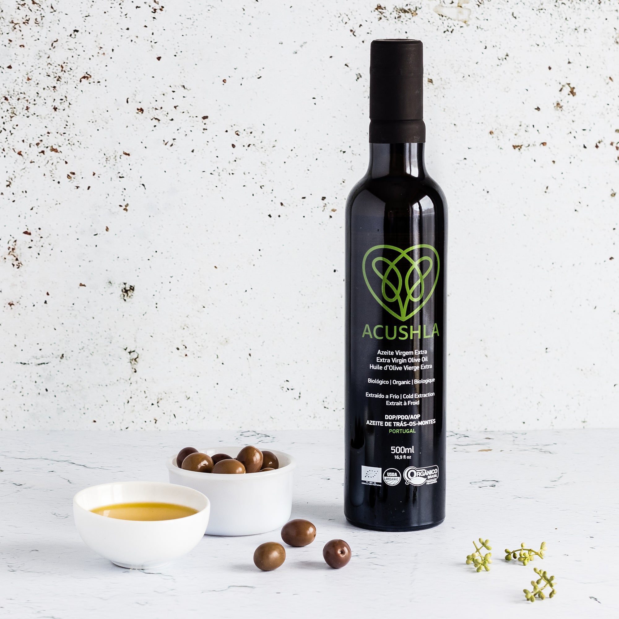 Acushla Organic DOP Trás-os-Montes 500 ml bottle with olive oil and olives.