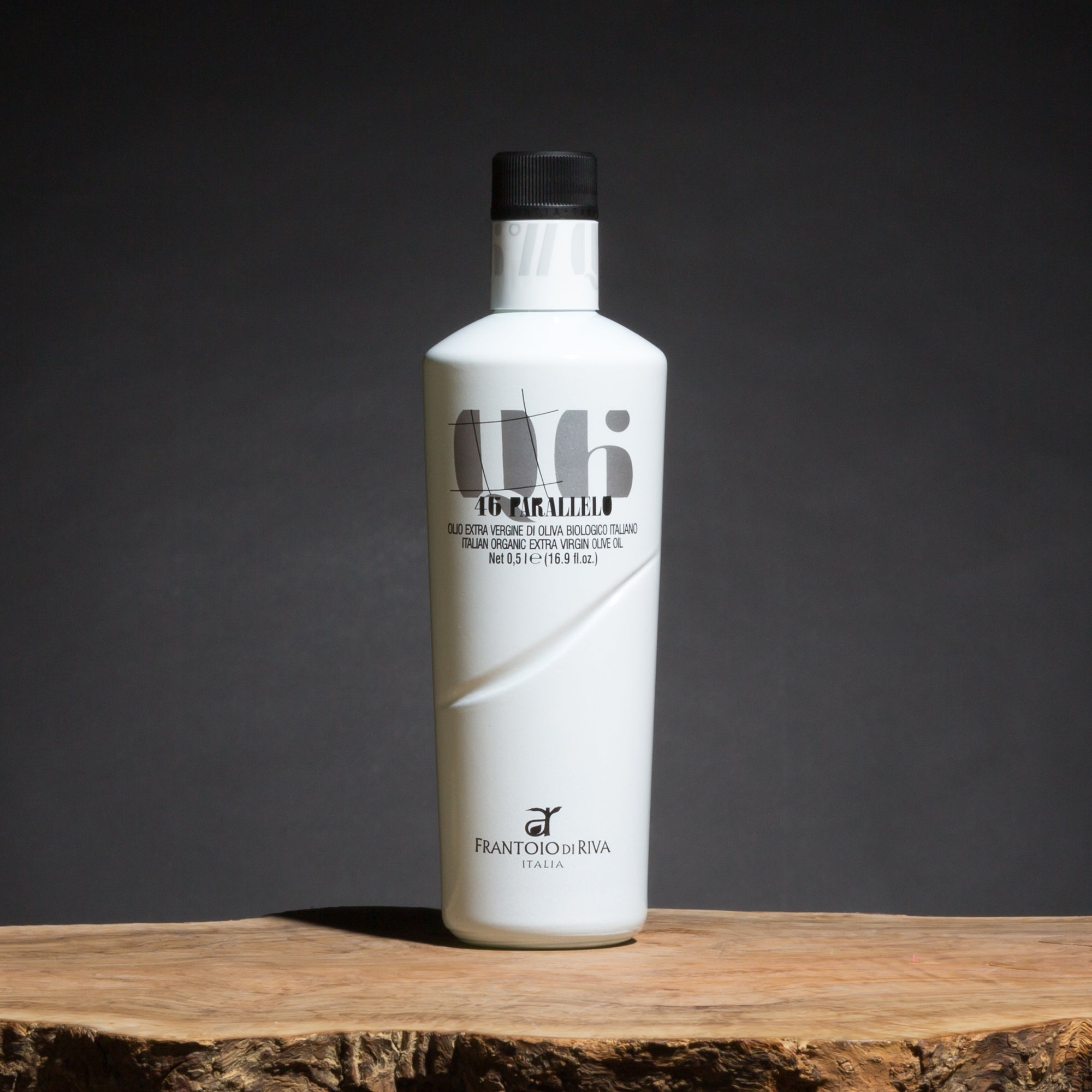 500 ml 46° Parallelo Organic olive oil bottle on a wooden surface.