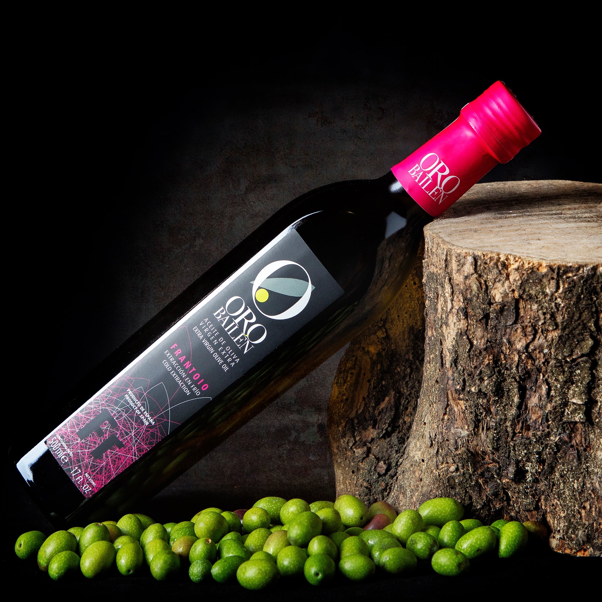 Oro Bailen Reserva Familiar Frantoio 500 ml bottle surrounded by fresh olives.
