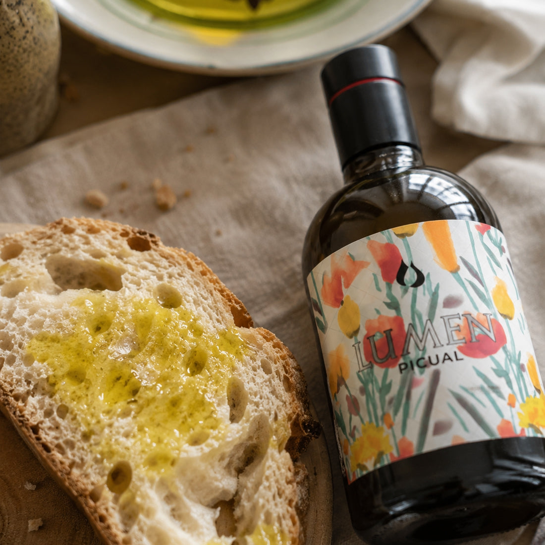 Bread drizzled with Llàgrimes del Canigó Lumen Picual extra virgin olive oil.