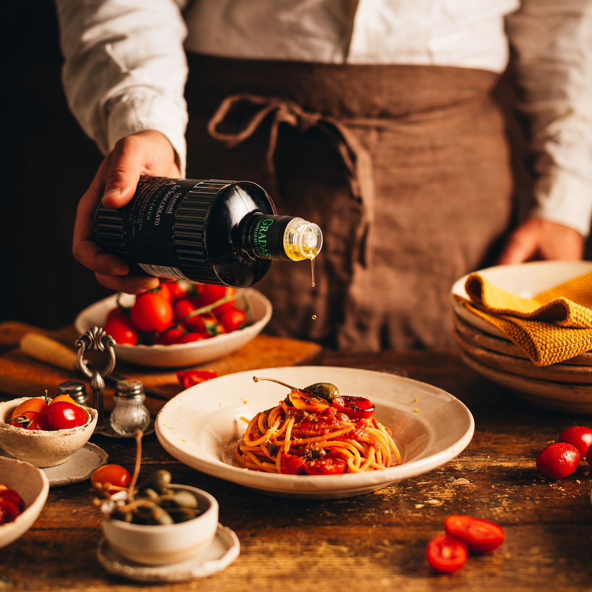 Gradassi Lo Sgocciolato Moraiolo olive oil poured over tomato pasta.